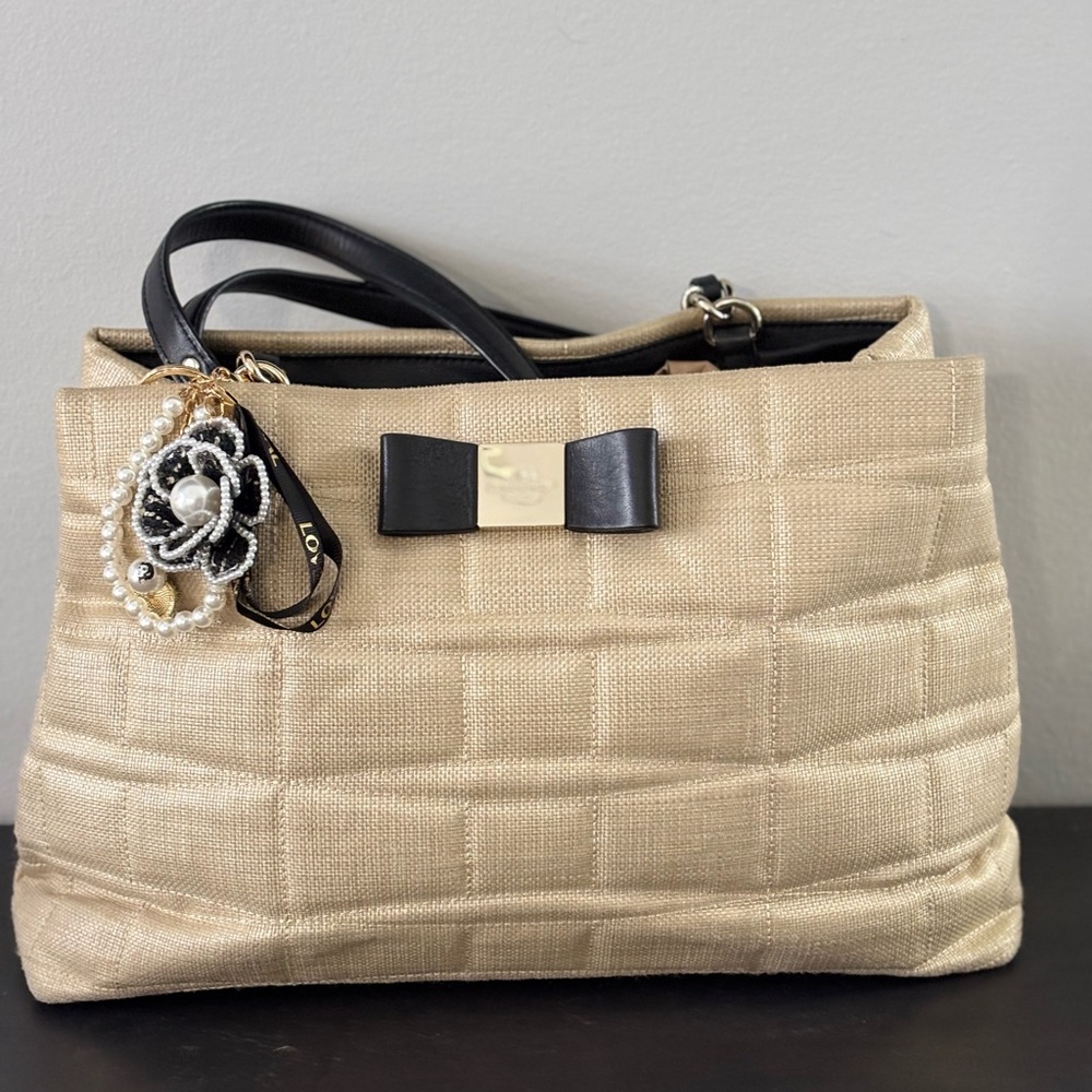 Kate Spade Veranda Place Straw Quilted Shoulder Bag with bag charm EUC